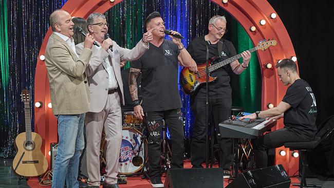 Herbert Prohaska singt mit Semino Rossi und Pete Art und Band das Schlusslied im "Seitenwechsel"-Studio.