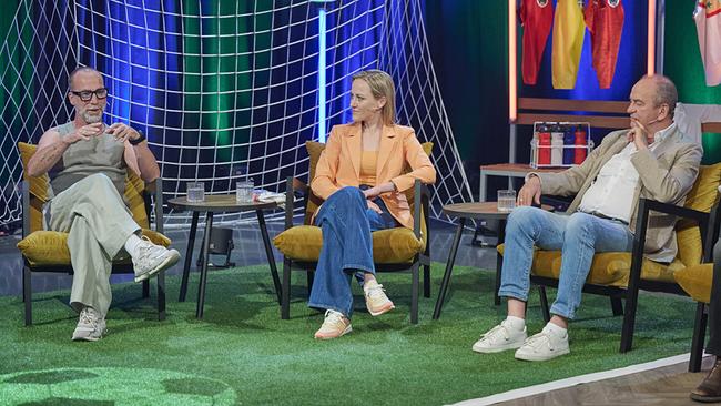 Roman Mählich, Alina Zellhofer und Herbert Prohaska sitzen im "Seitenwechsel"-Studio auf Sesseln und unterhalten sich, vor einem sportlich gestalteten Bühnenbild mit Fußballnetz, Trikots und Scheinwerferlicht.