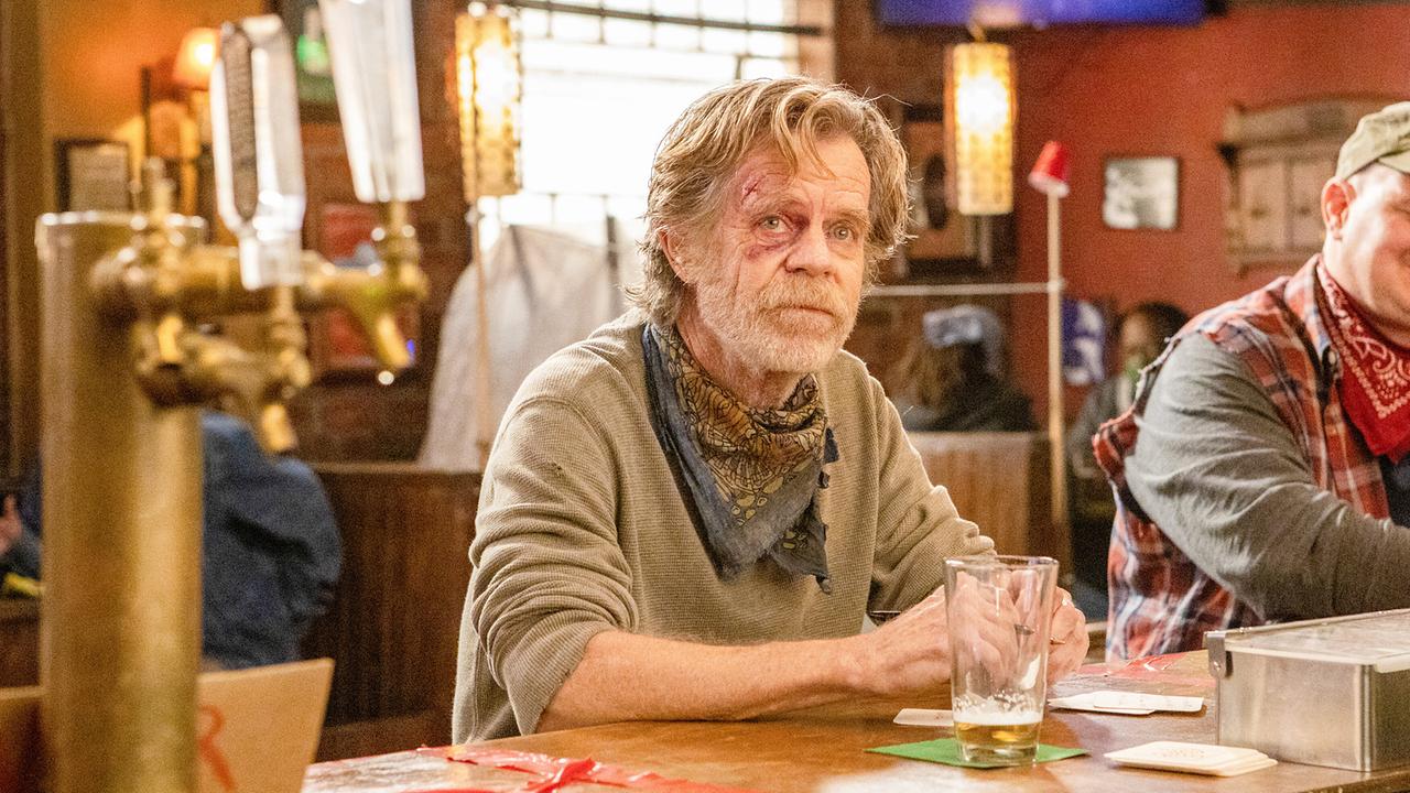 © ORF/TELE-München/Warner/Showtime/Paul Sarkis Ein älterer Mann (Frank Gallagher) sitzt mit einem geleerten Bierglas an der Theke
