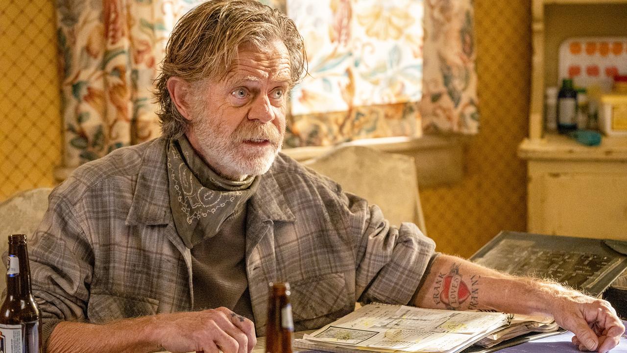 © ORF/TELE-München/Warner/Showtime/Paul Sarkis In einer hellgelben Küche sitzt Frank Gallagher am Tisch, auf dem ein Fotoalbum liegt und geöffnete Bierflaschen stehen