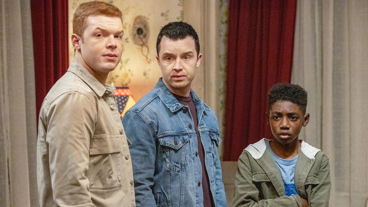 © ORF/TELE-München/Warner/Showtime/Paul Sarkis Ian und Liam Gallagher stehen mit Mickey Milkovich in einem Wohnzimmer, alle blicken ernst in dieselbe Richtung