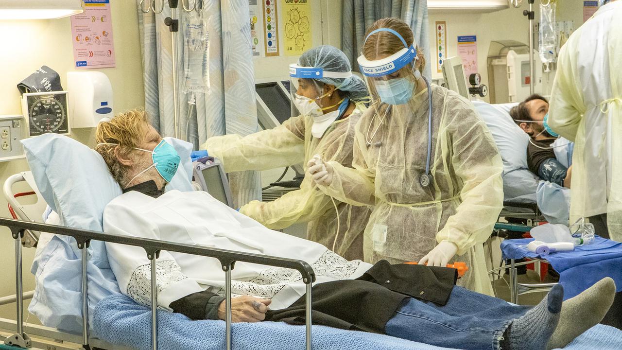 Frank Gallagher liegt mit Atemmaske in einem Spital, zwei Frauen mit Atemschutz und Schutzoveralls stehen an seinem Bett und prüfen seinen Zustand