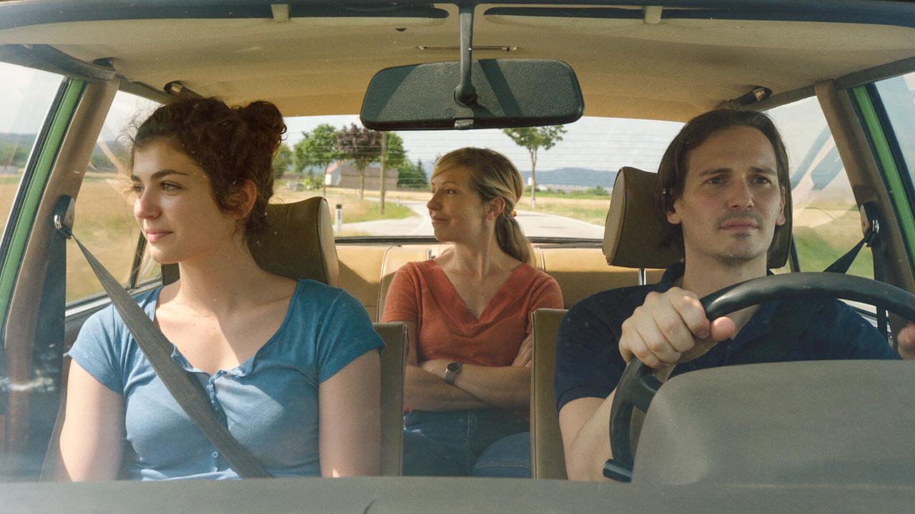 © ORF/Orbrock Film Siebzehn: Elisabeth Wabitsch (Paula), Martina Poel (Bettina Rattei), Christopher Schärf (Lehrer Tangler)