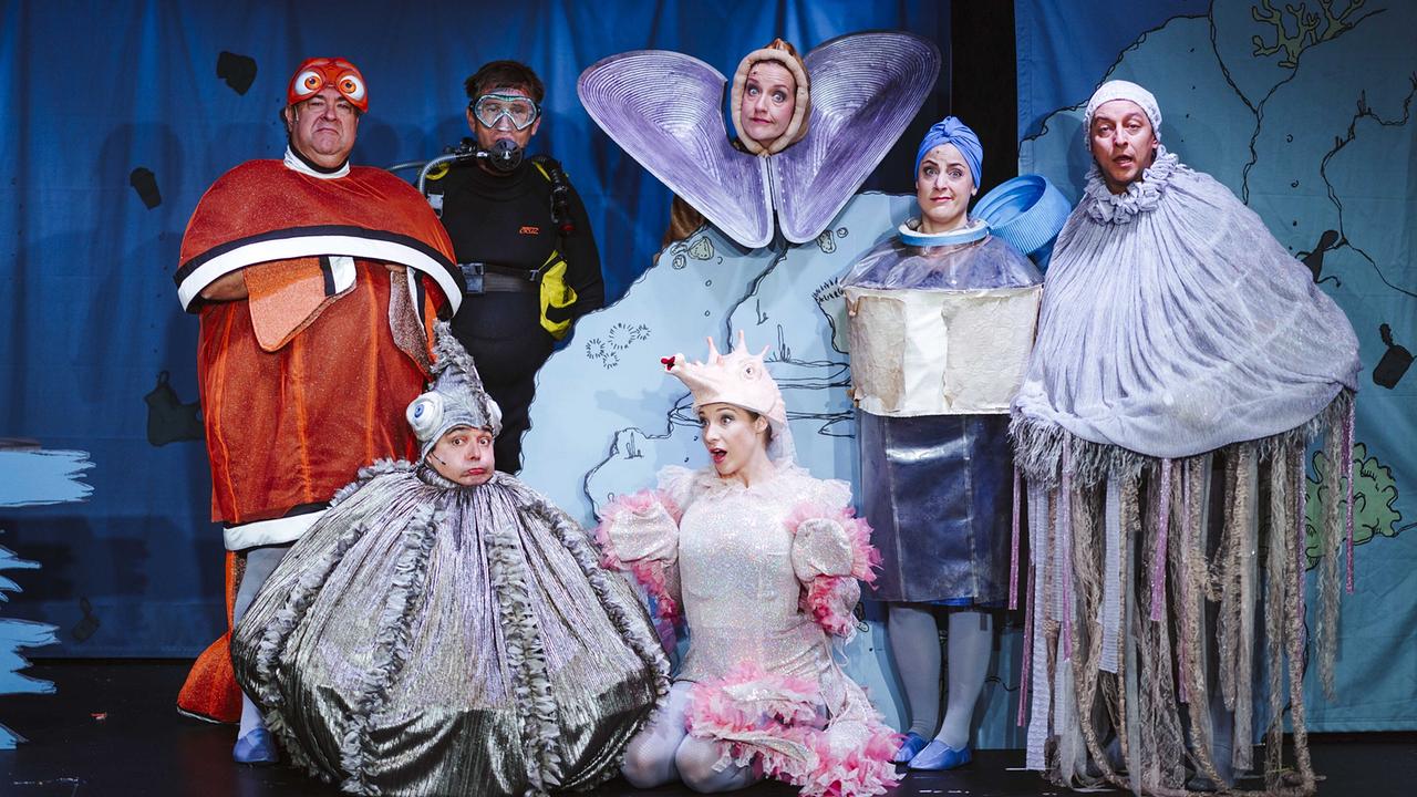 "Simpl Revue: Paradies dringend gesucht": Bernhard Murg, Joachim Brandl, Katharina Dorian, Ariana Schirasi-Fard, Julian Loidl. vorne: Matthias Mamedof und Jenny Frankl