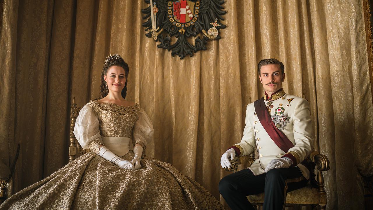 © ORF/Beta Film/RTL/Story House Pictures/Lukas Šalna Kurz nach der Vermählung lädt das junge Kaiserpaar Sisi (Dominique Devenport, l.) und Franz (Jannik Schümann, r.) zum Empfang der Kronländer