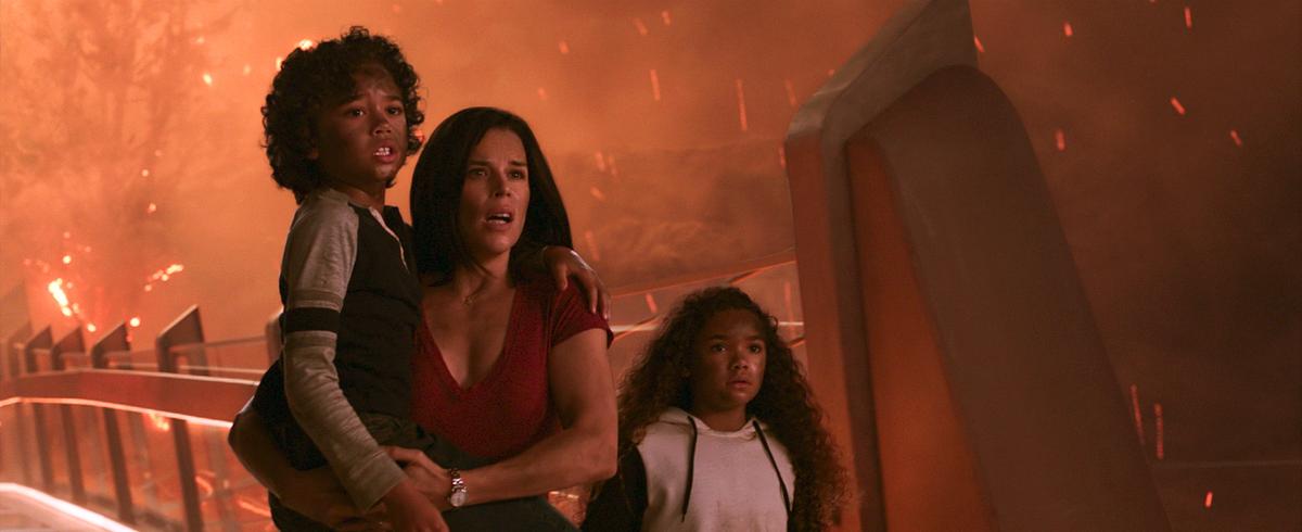 Noah Cottrell (Henry Sawyer), Neve Campbell (Sarah Sawyer), Mckenna Roberts (Georgia Sawyer)