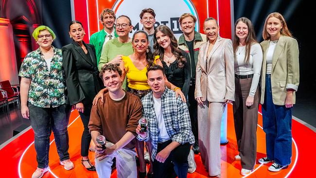 Moderatorin Caroline Athanasiadis mit den prominenten Gästen und den Songcontest-Fans auf der "Smart10 BIG - Das ESC Spezial"-Studiobühne