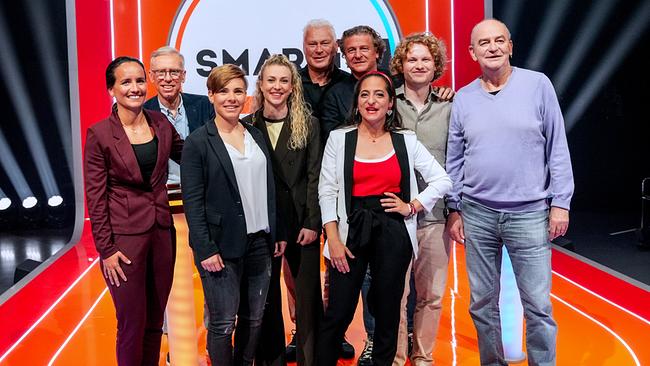 Gruppenfoto mit Irene Fuhrmann, Nici Schmidhofer, Peter Stöger, Alina Eberstaller, Toni Polster, Peter Moizi, Caroline Athanasiadis, Dr. Bohl und Herbert Prohaska auf einer hell ausgeleuchteten "Smart10 BIG"‑Studio‑Bühne mit auffälligem orange‑rotem Design.  