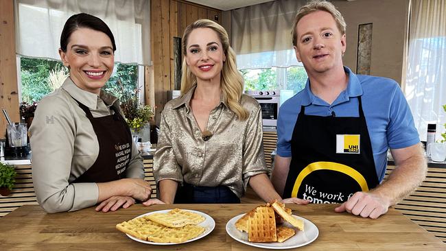 Eveline Wild, Silvia Schneider und Fritz Treiber in einer Küche, vor sich zwei Teller mit Waffeln