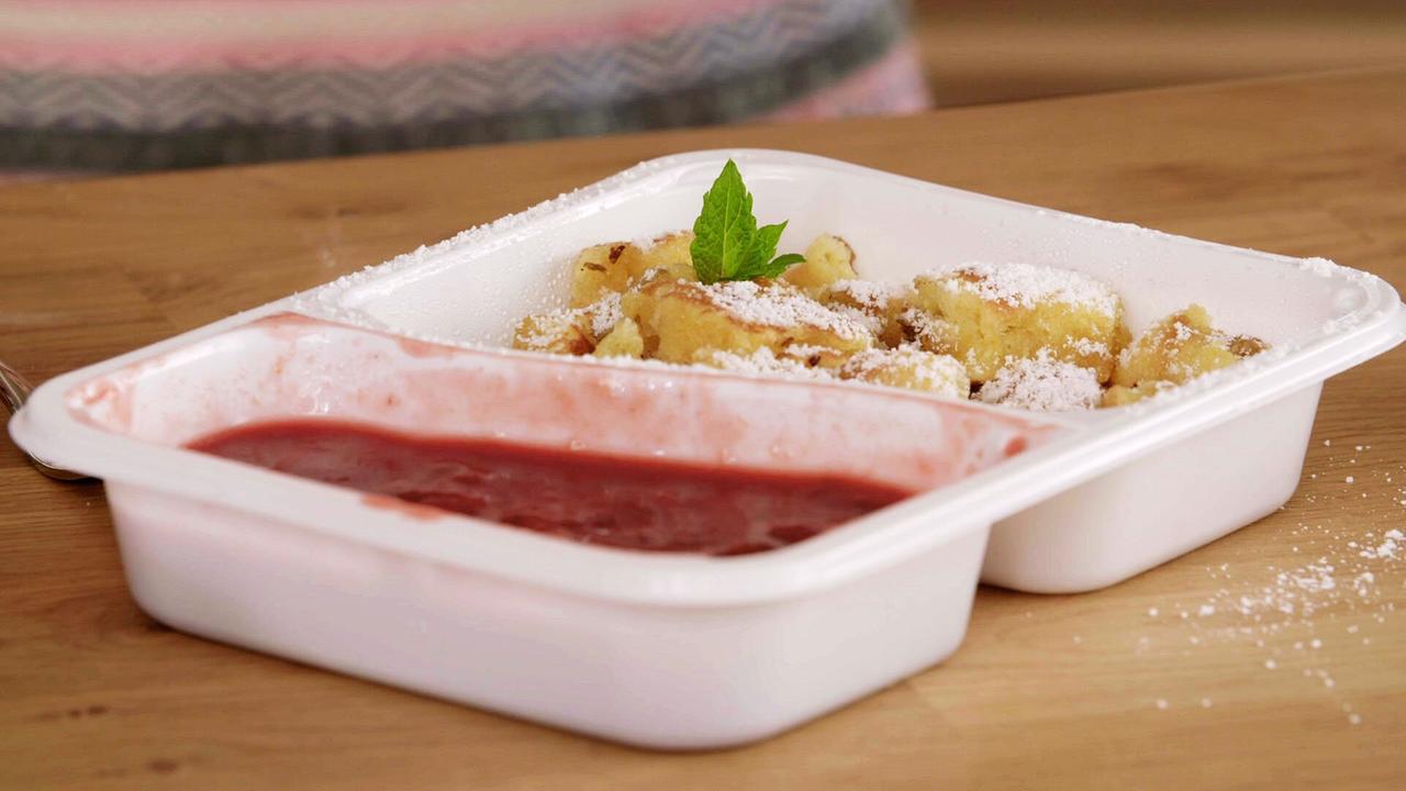 © ORF/On Media Weißer Plastik-Behälter mit Kaiserschmarrn, einem Fertiggericht