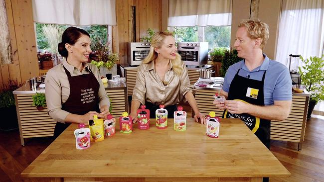 Eveline Wild, Silvia Schneider und Fritz Treiber an einem Tisch mit verschiedenen "Quetschies"