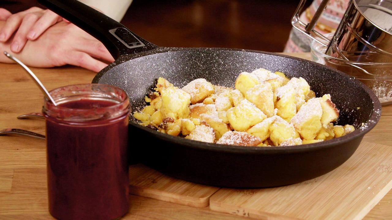 © ORF/On Media Auf einem Tisch eine Pfanne mit Kaiserschmarrn, mit Puderzucker bestreut