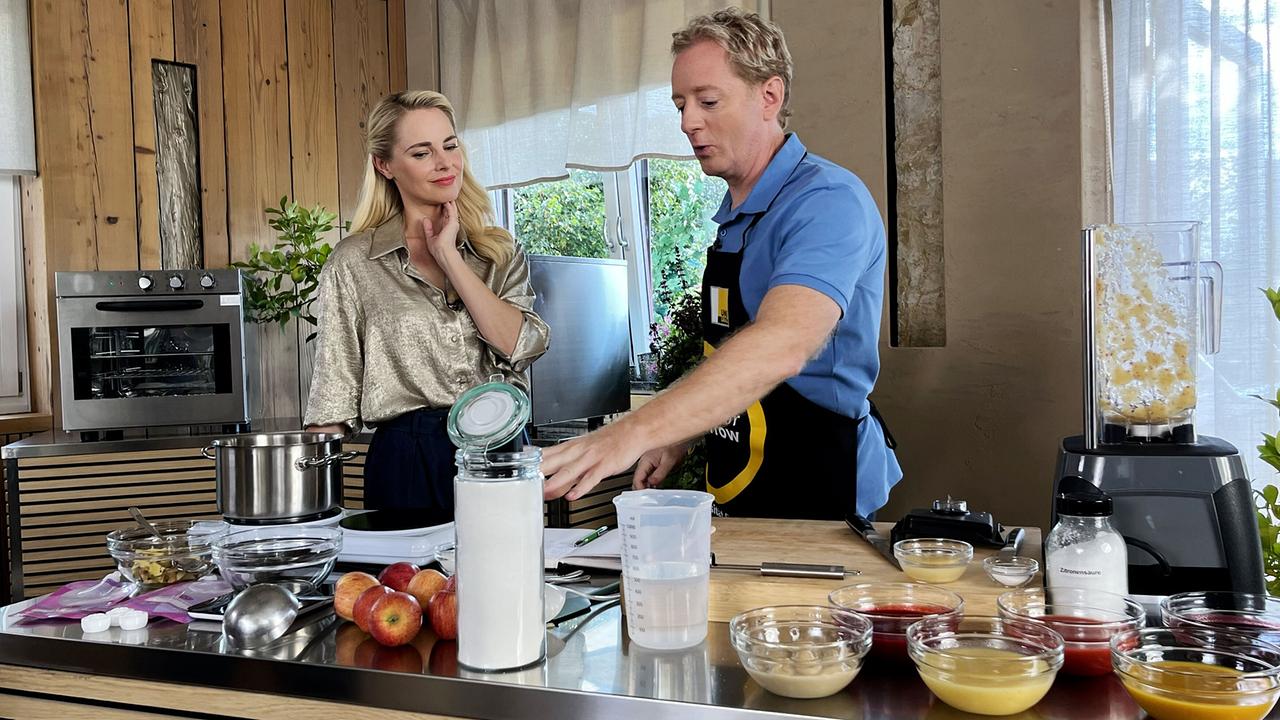 © ORF/On Media Silvia Schneider und Dr. Fritz Treiber stehen in einer modernen Küche mit mehreren Schüsseln und Zutaten