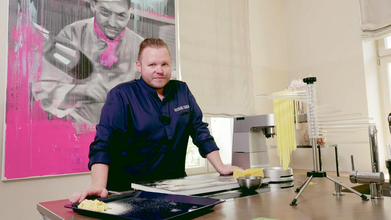 Richard Rauch an einer Arbeitsfläche, darauf frische Nudeln beim Trocknen