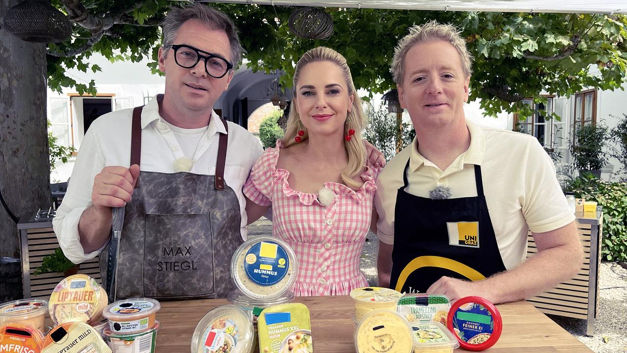 Max Stiegl, Silvia Schneider und Fritz Treiber stehen hinter einem Holztisch mit mehreren Aufstrichen aus dem Supermarkt