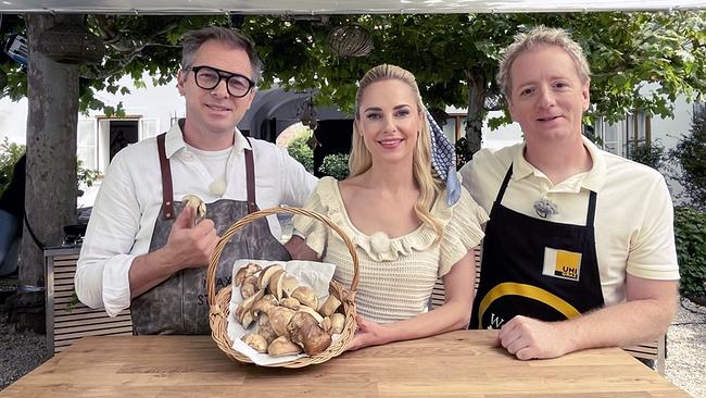 Max Stiegl, Silvia Schneider und Fritz Treiber stehen nebeneinander an einem Tisch mit einem Korb voller Pilze