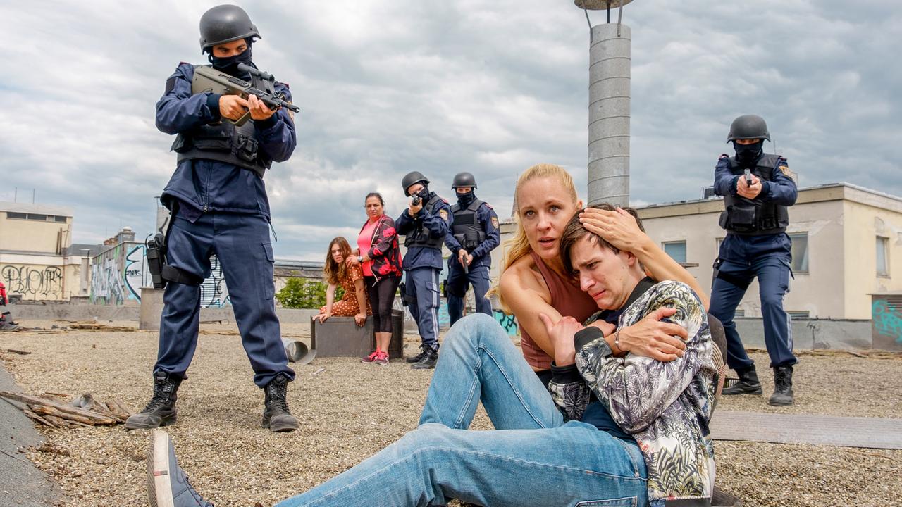 "Soko Donau - Freier Fall": Amelie Hennig (Theresa Zach), Maria Happel (Dr. Franziska Beck), Lilian Klebow (Penny Lanz), Nikolaas von Schrader (Fabian Wimmer)