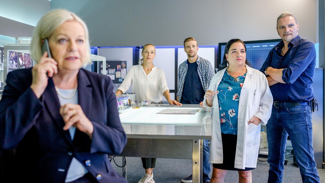 "Soko Donau - Full House": Brigitte Kren (Dr. Henriette Wolf), Lilian Klebow (Penny Lanz), Michael Steinocher (Simon Steininger), Maria Happel (Dr. Franziska Beck), Stefan Jürgens (Carl Ribarski)