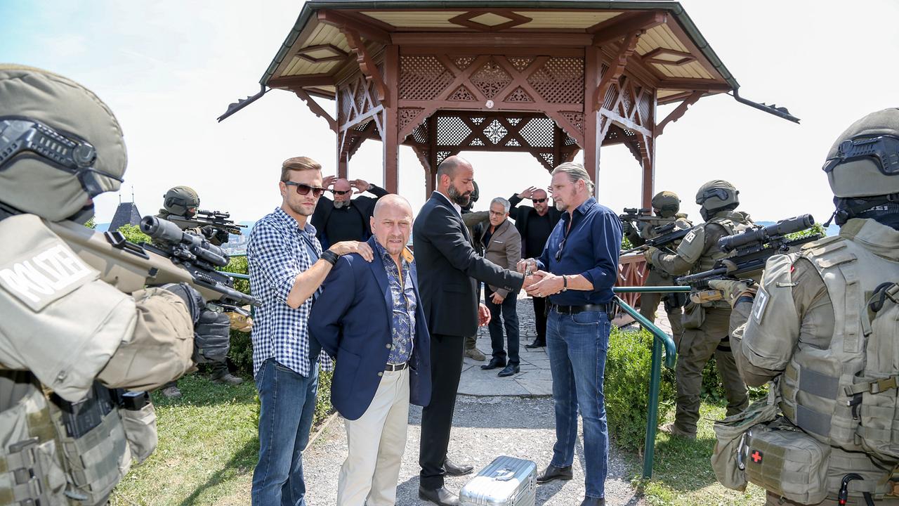 "Soko Donau - Full House": Michael Steinocher (Simon Steininger), Jevgenij Sitochin (Boris Brigadin), Anton Noori (Herbert Czermak), Florian Fitz (Hans Peter Vasko), Stefan Jürgens (Carl Ribarski)