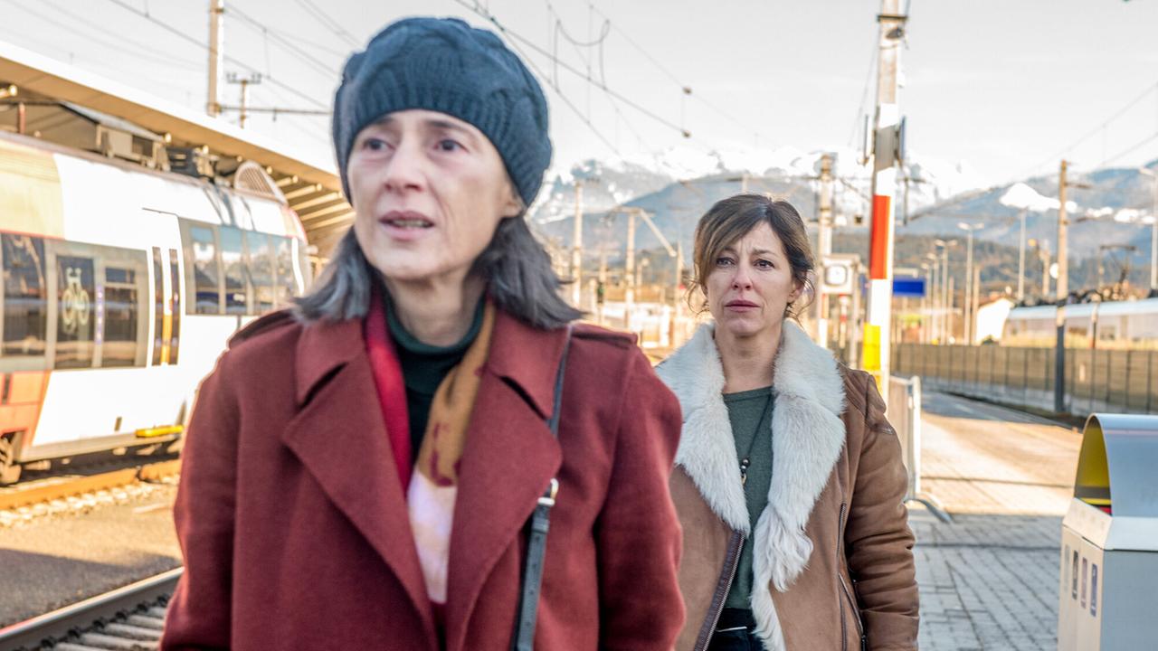 "Soko Kitzbühel - Abschied": Mercedes Echerer (Barbara Pokorny), Julia Cencig (Nina Pokorny)