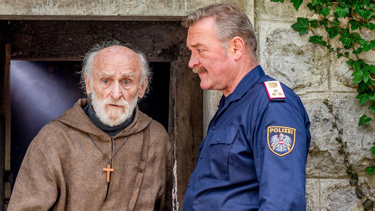 "Soko Kitzbühel - Der Mann, der vom Himmel fiel": Peter Mitterrutzner (Bruder Emmerich), Ferry Öllinger (Kroisleitner)