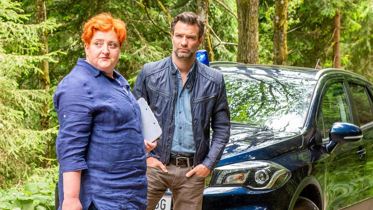 "Soko Kitzbühel - Der Mann, der vom Himmel fiel": Veronika Polly (Dr. Stefanie Löcker), Jakob Seeböck (Lukas Roither)