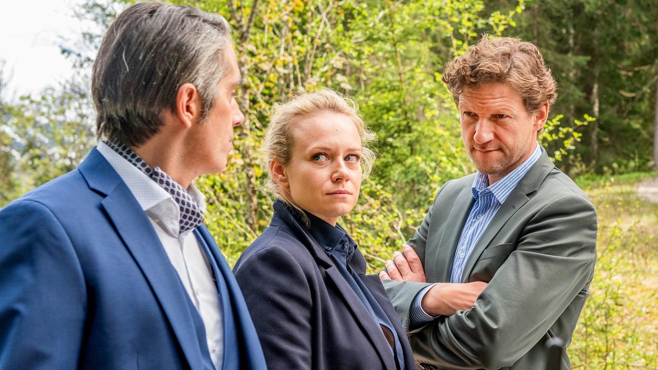 "Soko Kitzbühel - Der Mann, der vom Himmel fiel": René Rebeiz (Dr. Stelzer), Helene Kowalsky (Lisa Pettnauer), Thomas Unger (Werner Pettnauer)