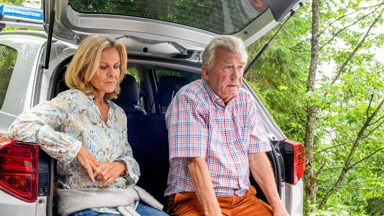 "Soko Kitzbühel - Der Mann, der vom Himmel fiel": Andrea L'Arronge (Gräfin Schönberg), Heinz Marecek (Hannes Kofler)