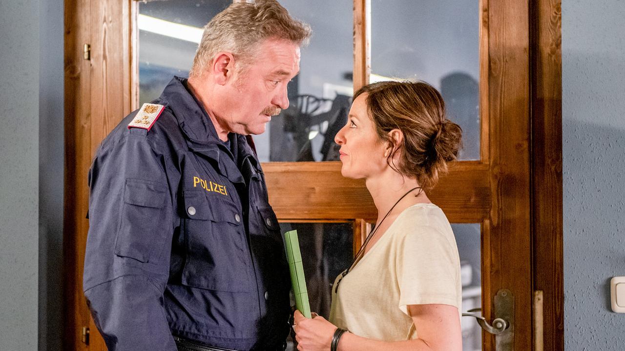 "Soko Kitzbühel - Der Mann, der vom Himmel fiel": Ferry Öllinger (Kroisleitner), Julia Cencig (Nina Pokorny)