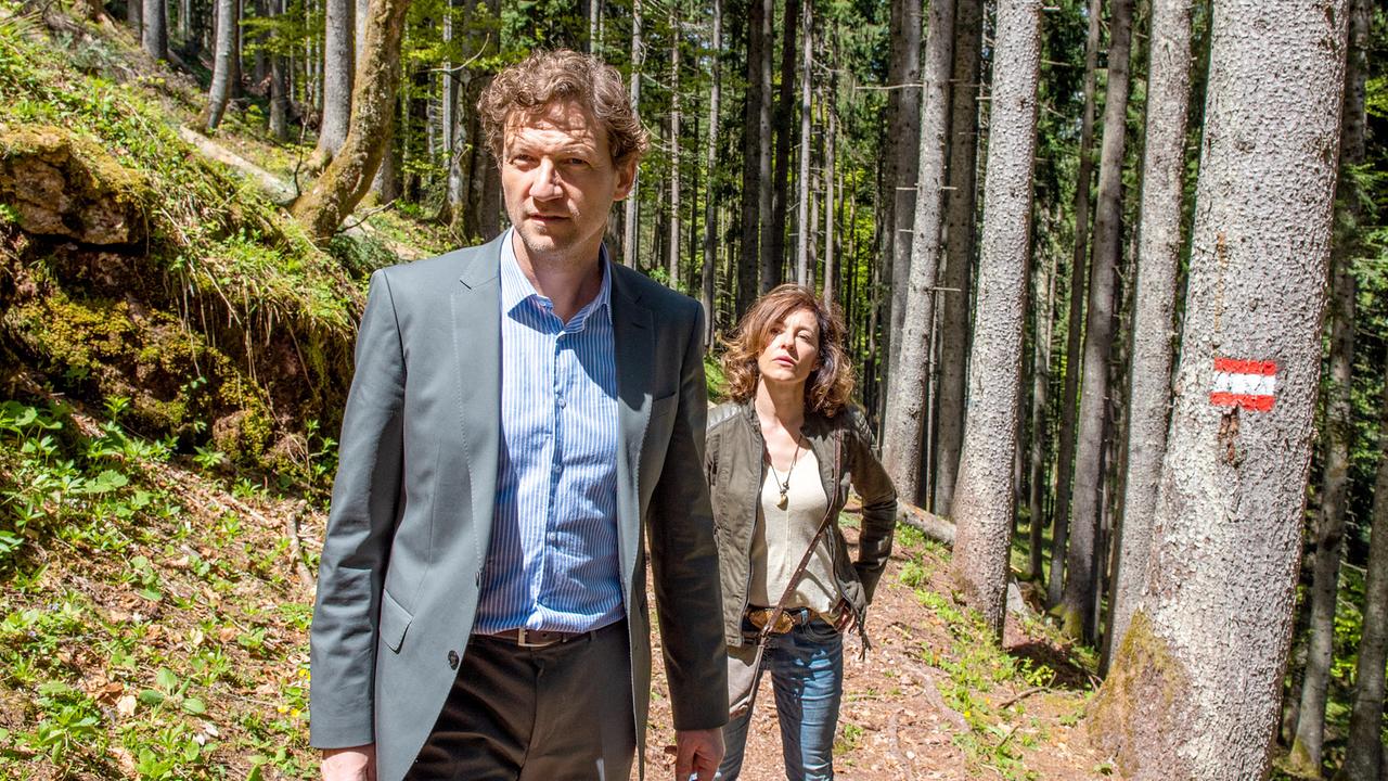 "Soko Kitzbühel - Der Mann, der vom Himmel fiel": Thomas Unger (Werner Pettnauer), Julia Cencig (Nina Pokorny)
