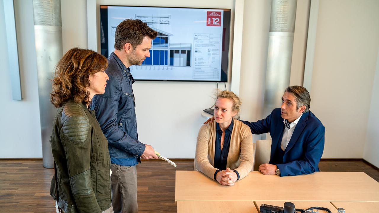 "Soko Kitzbühel - Der Mann, der vom Himmel fiel": Julia Cencig (Nina Pokorny), Jakob Seeböck (Lukas Roither), Helene Kowalsky (Lisa Pettnauer), René Rebeiz (Dr. Stelzer)
