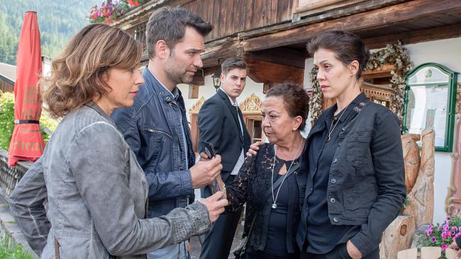 Nina Pokorny und Lukas Roither stehen mit Cem Yildirim, Ayse Yildirim und Yasemin Hinteracher vor einem Gasthaus zusammen und sprechen miteinander.