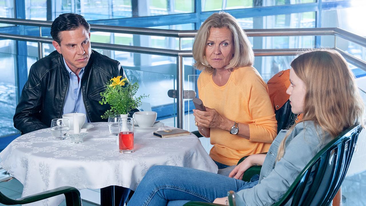 "Soko Kitzbühel - Durchtauchen": Daniel Keberle (Erik Baum), Andrea L'Arronge (Gräfin Schönberg), Lilian Jane Gartner (Mara Wergetter)