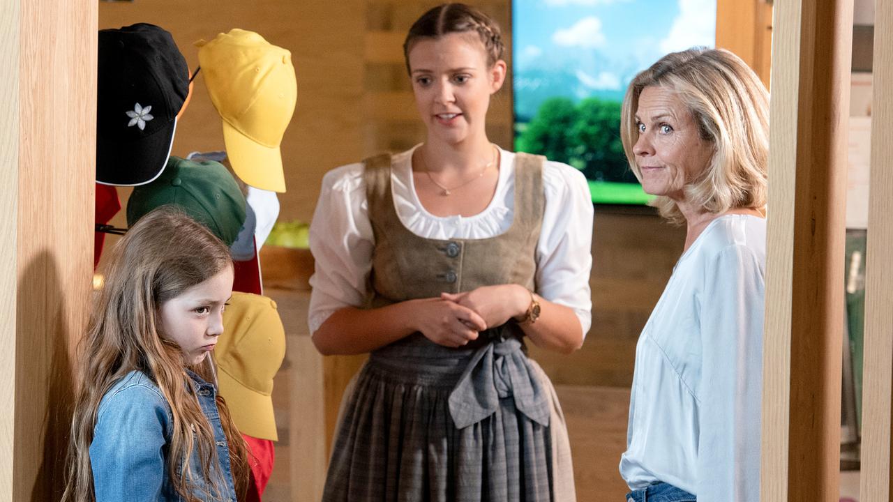 "Soko Kitzbühel - Die Freiheit am Ende": Chiara Bauer (Alissa), Sarah Baum (Rezeptionistin), Andrea L'Arronge (Gräfin Schönberg)
