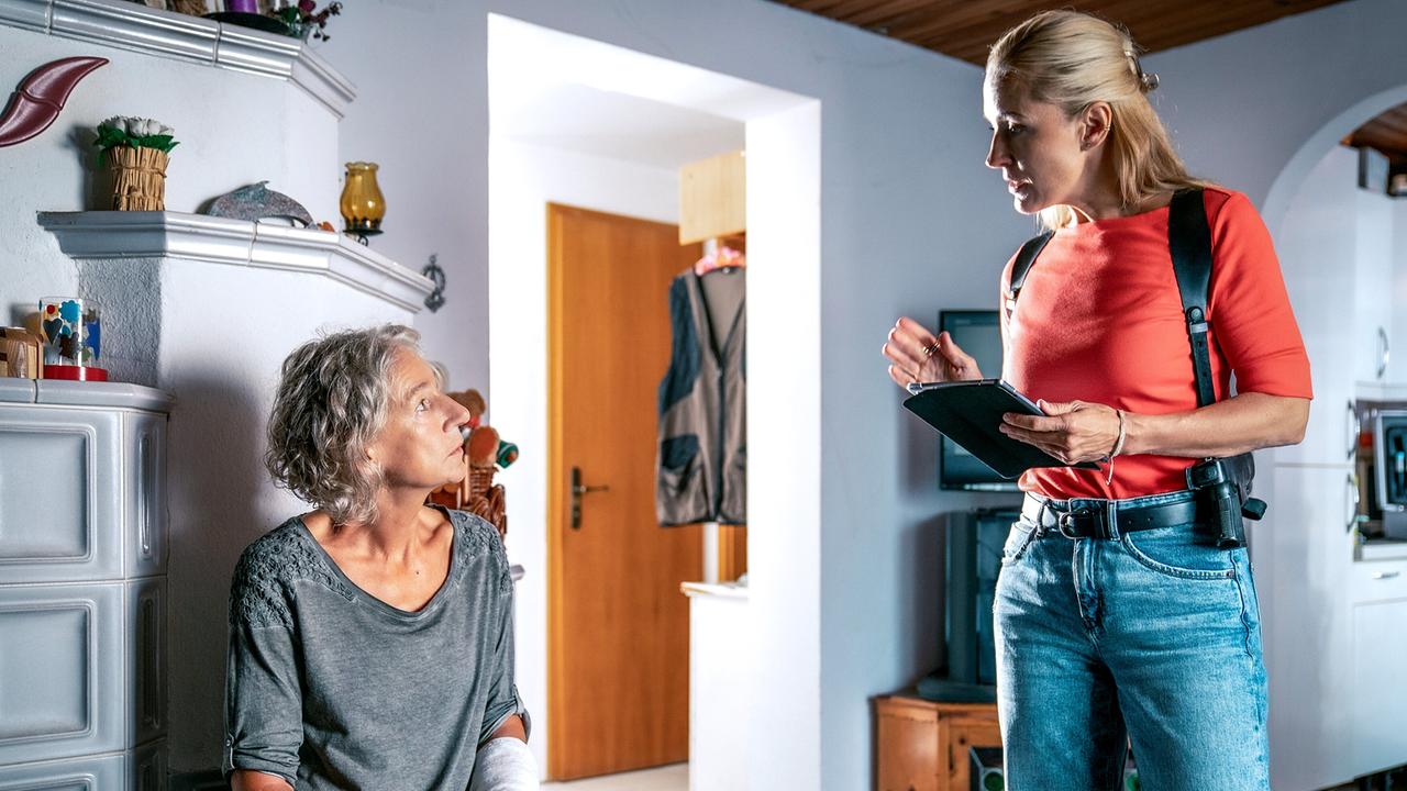 "Soko Donau – Das Schweigen der Gartenzwerge": Martina Spitzer (Martina Baermeister), Lilian Klebow (Penny Lanz)