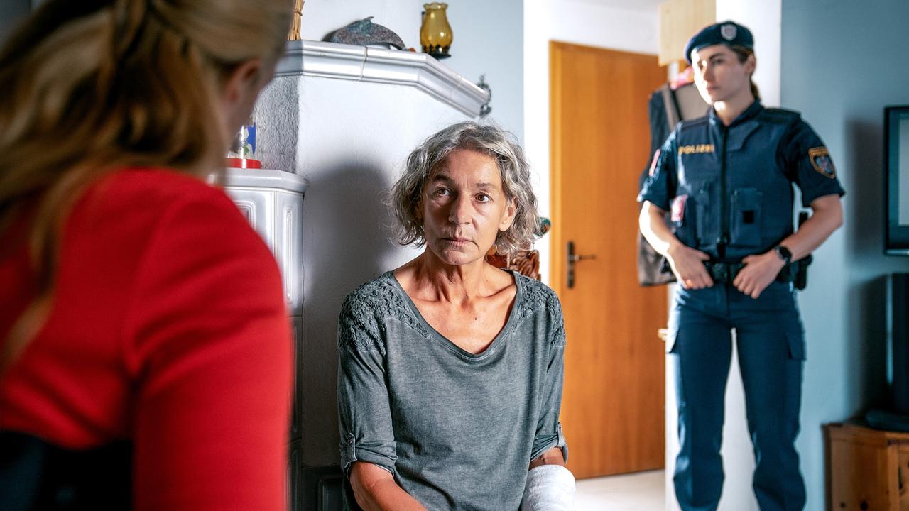 "Soko Donau – Das Schweigen der Gartenzwerge": Lilian Klebow (Penny Lanz), Martina Spitzer (Martina Baermeister)