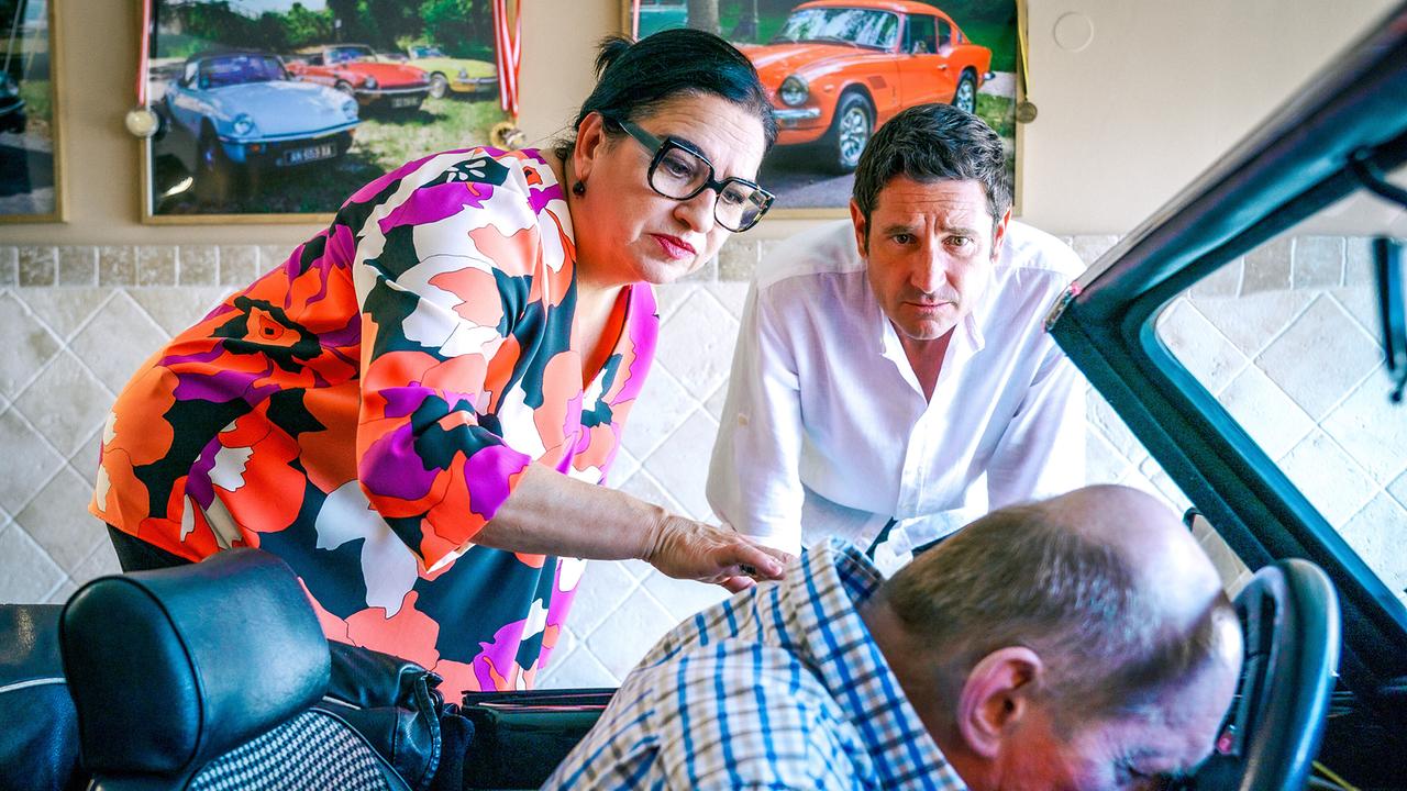 © ORF/Satel Film/Petro Domenigg Dr. Franziska Beck und Klaus Lechner begutachten in einer Garage einen Mann in einem Cabrio, dessen Kopf auf dem Lenkrad liegt.