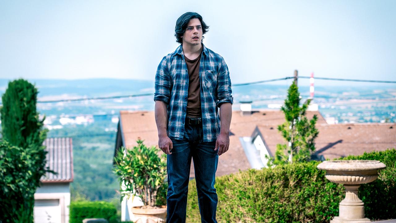 © ORF/Satel Film/Petro Domenigg Der jugendliche Valentin Kempf steht im Freien auf einer Auffahrt vor Häusern und blickt nach vorne.