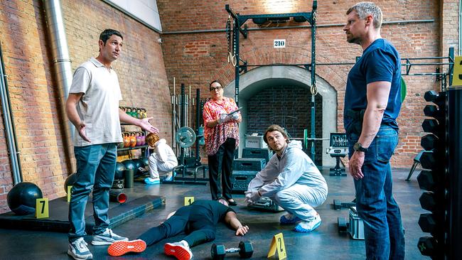 © ORF/Satel Film/Petro Domenigg In einem Fitnessstudio liegt Masud Ansari tot am Boden, während Klaus Lechner, Franziska Beck, Julius Rubatsch und Max Herzog den Tatort inspizieren.