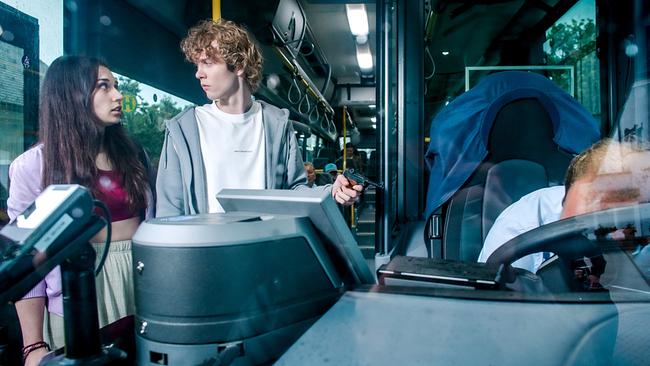 Patricia Kilb und Manuel Wallner, der eine Pistole in der Hand hält, stehen im Eingangsbereich eines Busses, am Fahrersitz liegt der tote Busfahrer mit Kopf auf dem Lenkrad.