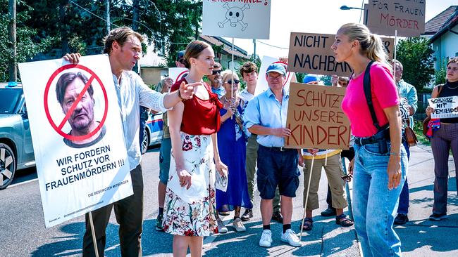 © ORF/Satel Film/Petro Domenigg Eine Gruppe von Menschen, unter ihnen Valentin Exner und Agnes Exner, demonstriert auf der Straße mit Plakaten gegen Gewalt und für den Schutz von Kindern. Penny Lanz steht vor ihnen.