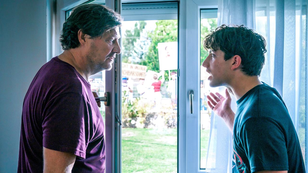 © ORF/Satel Film/Petro Domenigg Gernot Polmer und Lukas Polmer stehen am offenen Fenster und diskutieren.