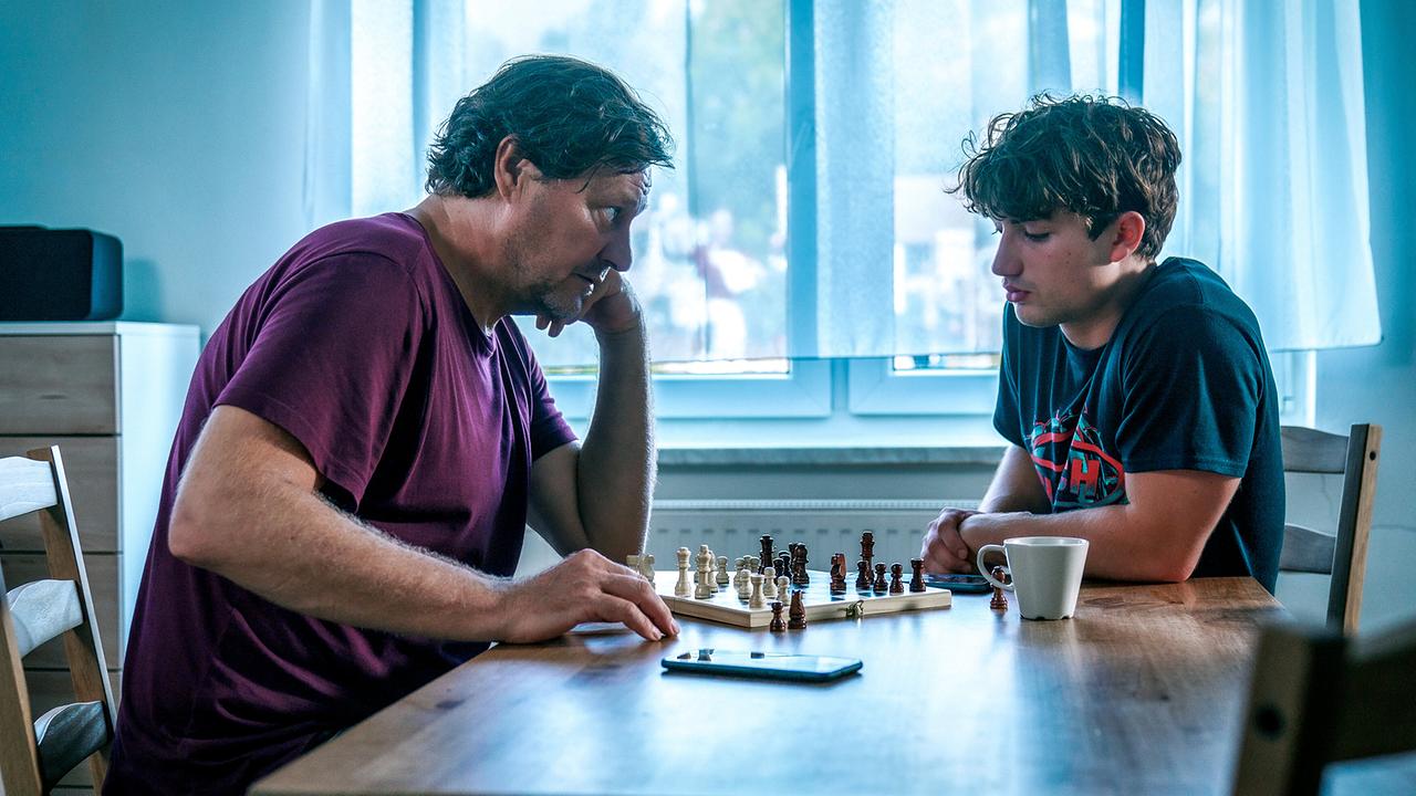 © ORF/Satel Film/Petro Domenigg Gernot Polmer und Lukas Polmer sitzen sich an einem Tisch gegenüber und spielen Schach.