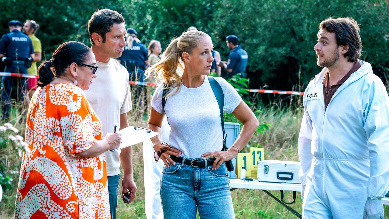 © ORF/Satel Film/Petro Domenigg Franziska Beck, Klaus Lechner, Penny Lanz und Julius Rubatsch im weißen Schutzanzug stehen an einem abgesperrten Ort im Grünen, an dem polizeiliche Ermittlungen stattfinden.