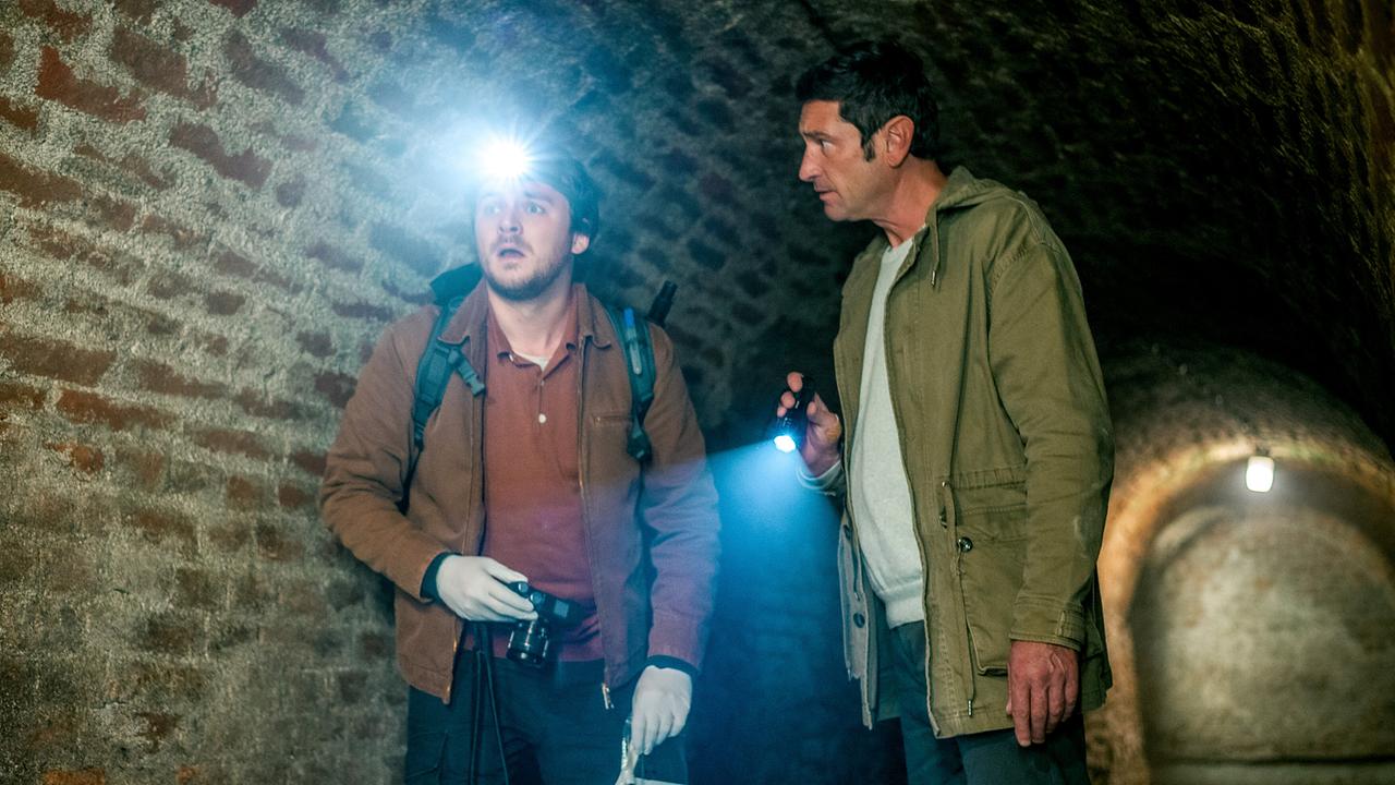 Julius Rubatsch mit Stirnlampe und Fotokamera und Klaus Lechner mit einer Taschenlampe in der Hand stehen im Weinkeller.