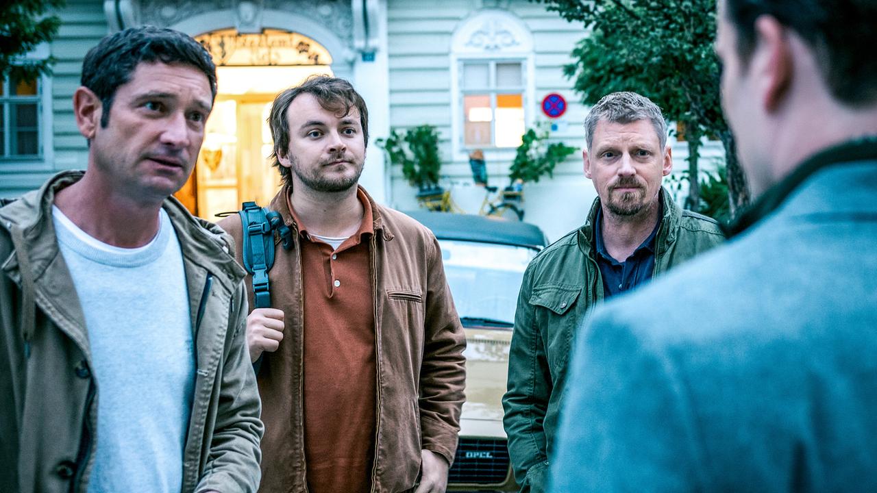 Klaus Lechner, Julius Rubatsch und Christopfer Weigl stehen im Freien vor einem Gebäude und unterhalten sich mit Christopfer Weigl.