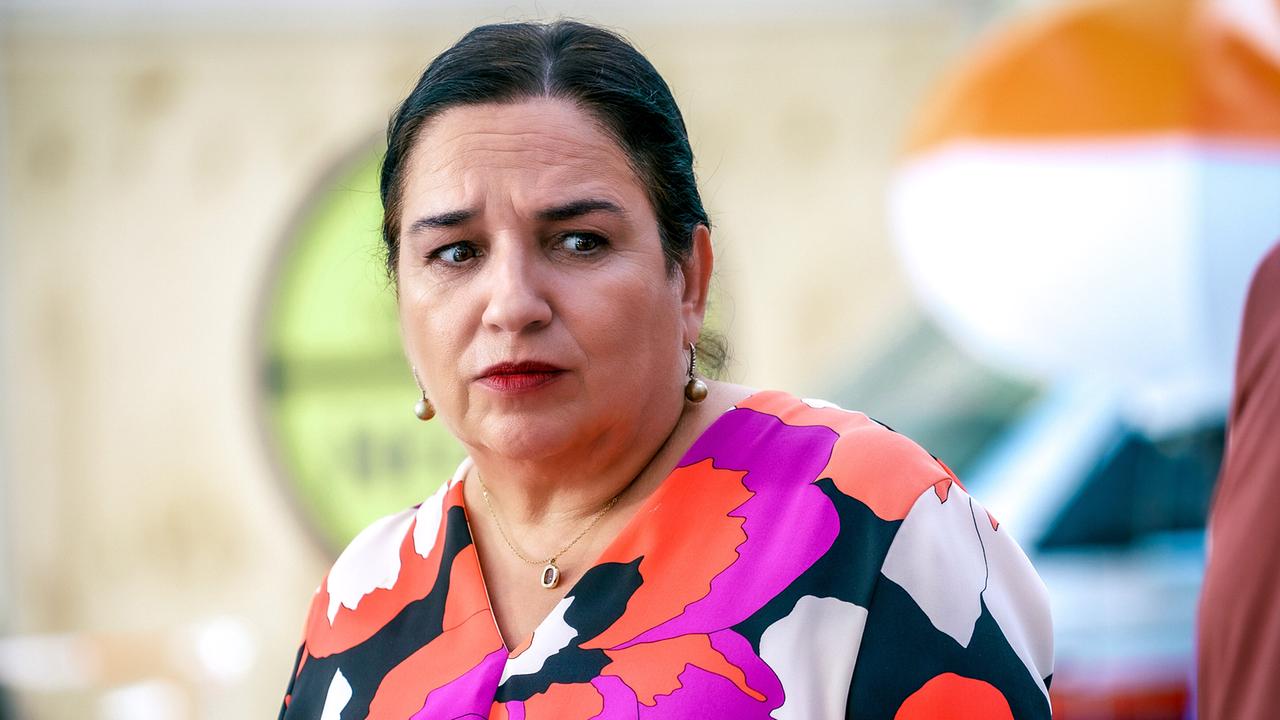 © ORF/Satel Film/Petro Domenigg Nahaufnahme von Franziska Beck in einem bunt gemusterten Oberteil vor einem unscharfen Hintergrund.