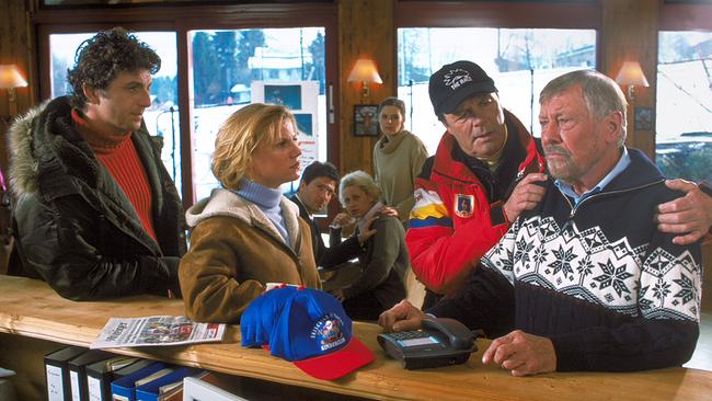 © ORF/MUNGO-Film/Laurent Trümper Hans Sigl, Kristina Sprenger, Toni Sailer und Dietmar Schönherr unterhalten sich an einer Rezeption mit winterlicher Kulisse im Hintergrund