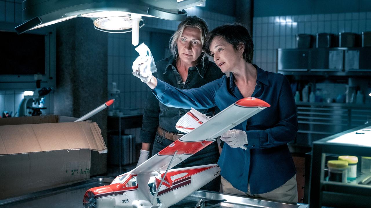 "Soko Linz – Flieger, grüß mir die Sonne": Angelika Niedetzky (Biggi Obergschwendter), Katharina Stemberger (Joe Haizinger)