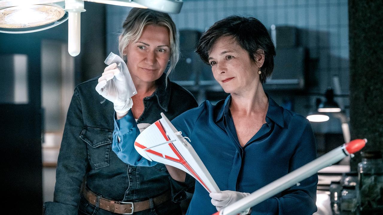"Soko Linz – Flieger, grüß mir die Sonne": Angelika Niedetzky (Biggi Obergschwendter), Katharina Stemberger (Joe Haizinger)